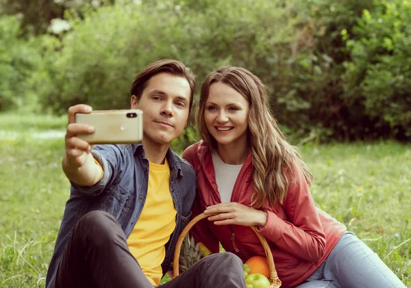 Joven Feliz Pareja Amorosa Teniendo Una Cita Parque Concepto Relaciones — Foto de Stock