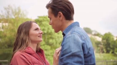 Genç, mutlu, sevgi dolu bir çift çeşmenin yanındaki parkta buluşuyor. İlişkiler, arkadaşlık ve aşk kavramı.