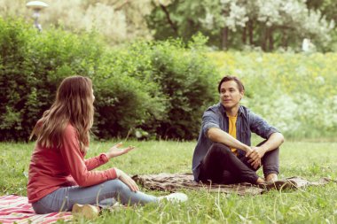 Coronavirus kilitleme krizi sırasında. İlişkiler, arkadaşlık ve aşk kavramı. Sosyal uzaklık ve virüs koruma kavramları.