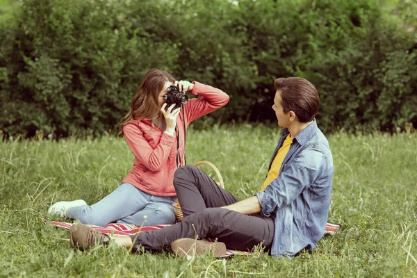 Casal Jovem Feliz Amoroso Ter Encontro Parque Relações Amizade Conceito — Fotografia de Stock