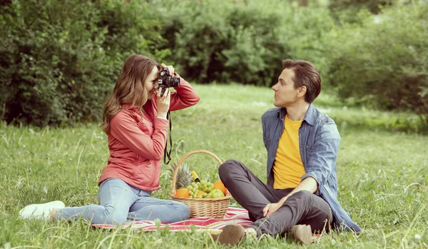 Casal Jovem Feliz Amoroso Ter Encontro Parque Relações Amizade Conceito — Fotografia de Stock