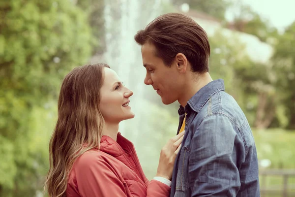 Jovem Feliz Casal Amoroso Ter Encontro Parque Perto Fonte Relações — Fotografia de Stock