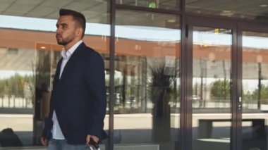 Havaalanındaki zarif iş adamı. Formalite icabı genç bir postacı. İş gezisi ve seyahat kavramları.