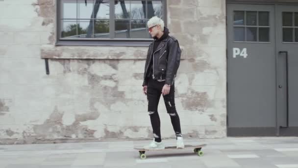 Portrait Jeune Homme Adolescent Élégant Chevauchant Sur Skateboard Plein Air — Video