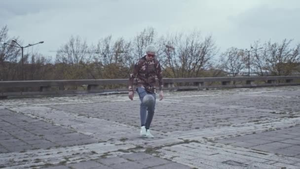 Retrato Jovem Adolescente Elegante Jogando Futebol Livre Conceitos Subcultura Desporto — Vídeo de Stock