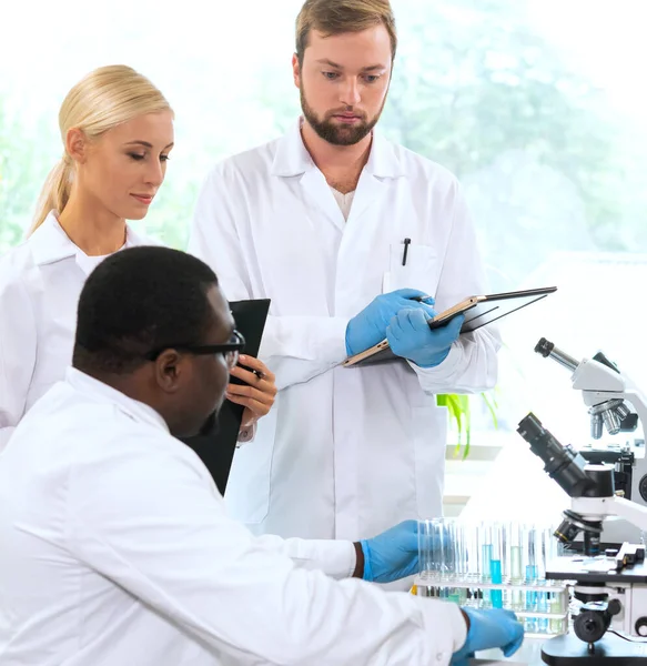 Cientista Estudantes Que Trabalham Laboratório Médico Ensinar Estagiários Fazer Análises — Fotografia de Stock