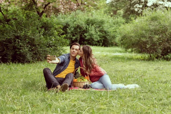 Joven Feliz Pareja Amorosa Teniendo Una Cita Parque Concepto Relaciones —  Fotos de Stock