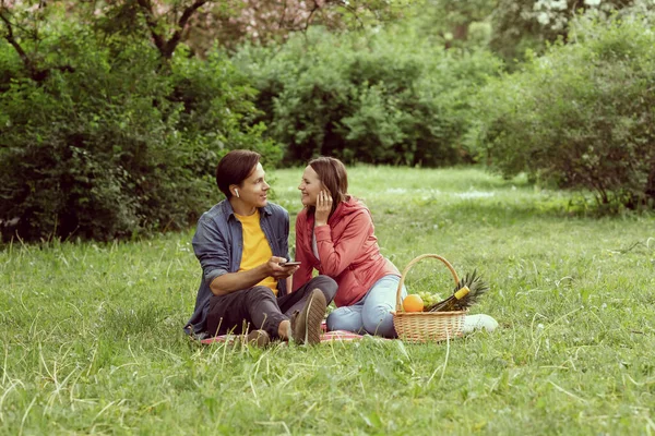 Genç Mutlu Sevgi Dolu Bir Çiftin Parkta Randevusu Var Lişkiler — Stok fotoğraf