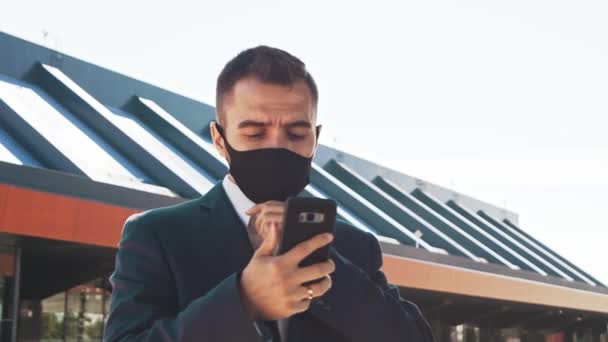 Homem Negócios Elegante Usando Máscara Protetora Aeroporto Jovem Empresário Correio — Vídeo de Stock