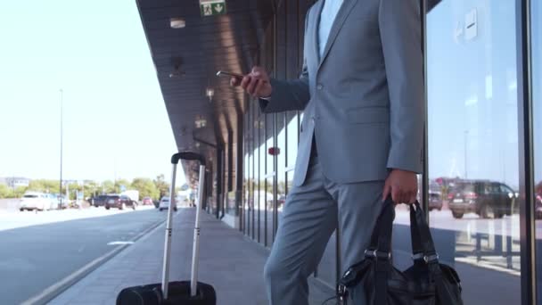 Elegante Empresário Aeroporto Jovem Empresário Correio Vestuário Formal Viagem Negócios — Vídeo de Stock