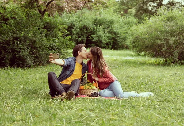 Unga Lyckliga Kärleksfulla Par Som Har Dejt Parken Relationer Vänskap — Stockfoto