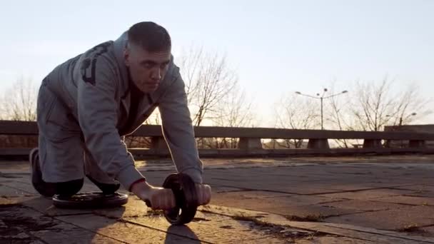 Jonge Fitte Man Die Avonds Buiten Traint Stedelijke Zonsondergang Achtergrond — Stockvideo