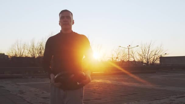 Homem Jovem Apto Tendo Treino Noite Livre Pôr Sol Urbano — Vídeo de Stock