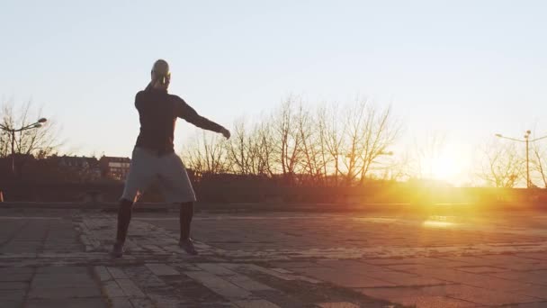 Ung Och Vältränad Man Med Kvällsträning Utomhus Urban Solnedgång Bakgrund — Stockvideo