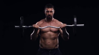 Siyah arka planda formda ve sportif vücut geliştirici. Halter kullanarak vücut geliştirici eğitimi. Spor ve spor kavramları.