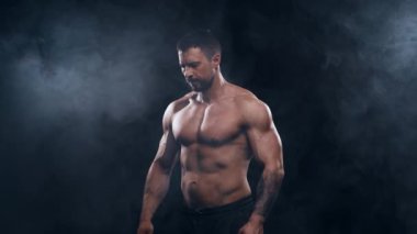 Siyah arka planda formda ve sportif vücut geliştirici. Stüdyoda vücut geliştirici. Spor ve spor kavramları.