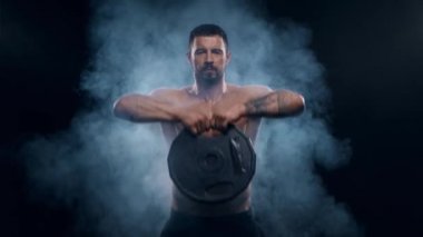 Siyah arka planda formda ve sportif vücut geliştirici. Halter kullanarak vücut geliştirici eğitimi. Spor ve spor kavramları.