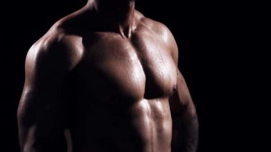 Siyah arka planda formda ve sportif vücut geliştirici. Dambıl kullanarak vücut geliştirici eğitimi. Spor ve spor kavramları.