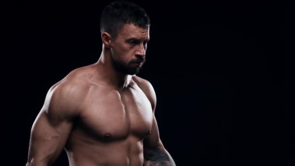 Vestibilità Bodybuilder Sportivo Sfondo Nero Addestramento Culturista Con Manubri Concetti — Video Stock