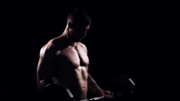 Fit Fisiculturista Desportivo Sobre Fundo Preto Treinamento Halterofilista Usando Barra — Vídeo de Stock