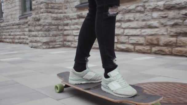 Porträt Eines Stilvollen Jungen Teenagers Der Freien Auf Dem Skateboard — Stockvideo