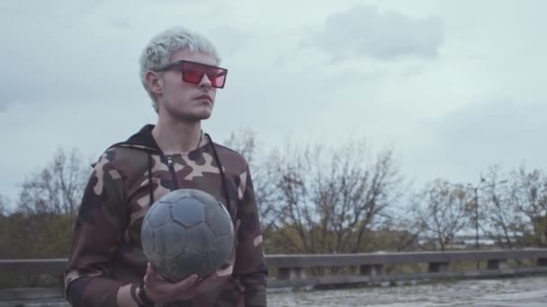 Retrato Adolescente Elegante Jugando Fútbol Aire Libre Conceptos Subcultura Deportiva — Vídeo de stock