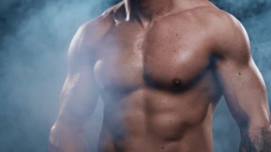 Siyah arka planda formda ve sportif vücut geliştirici. Stüdyoda vücut geliştirici. Spor ve spor kavramları.