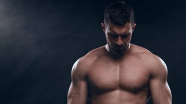 Siyah arka planda formda ve sportif vücut geliştirici. Stüdyoda vücut geliştirici. Spor ve spor kavramları.