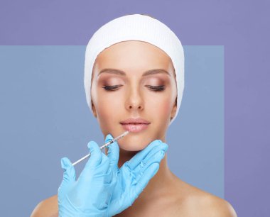 Genç bir kadının güzel yüzüne iğne yapan bir doktor. Estetik ameliyat, cilt gerdirme ve estetik tıp konsepti.