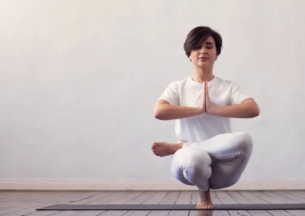 Mujer Joven Forma Practicando Yoga Interiores Clase Ejercicio Estiramiento Luz —  Fotos de Stock