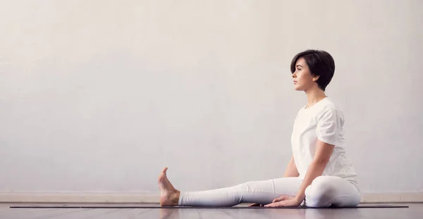 Mujer Joven Forma Practicando Yoga Interiores Clase Ejercicio Estiramiento Luz —  Fotos de Stock