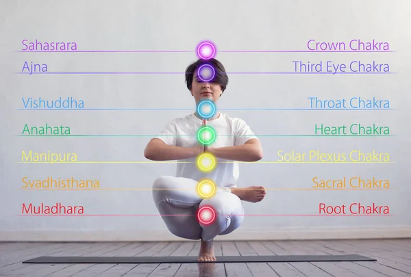 Femeia Tânără Sănătoasă Meditează Poziția Lotus Chakra Colorată Aprinde Deasupra — Fotografie, imagine de stoc