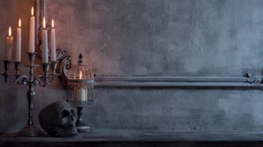 Gizemli Cadılar Bayramı natürmort geçmişi. Kafatası, mumlu şamdan, eski şömine. Korku ve cadılık kavramları.