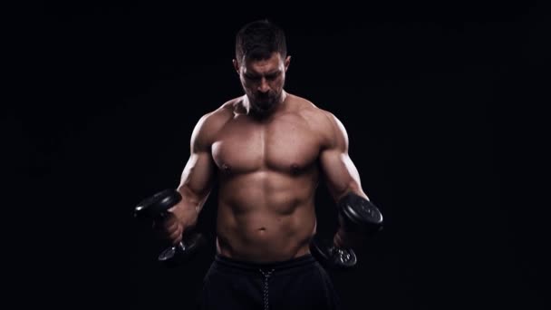 Fit Sportieve Bodybuilder Zwarte Achtergrond Bodybuilder Training Met Halters Sport — Stockvideo