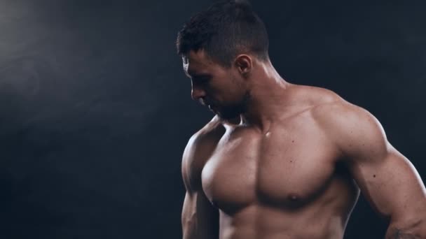 Vestibilità Bodybuilder Sportivo Sfondo Nero Addestramento Culturista Con Manubri Concetti — Video Stock