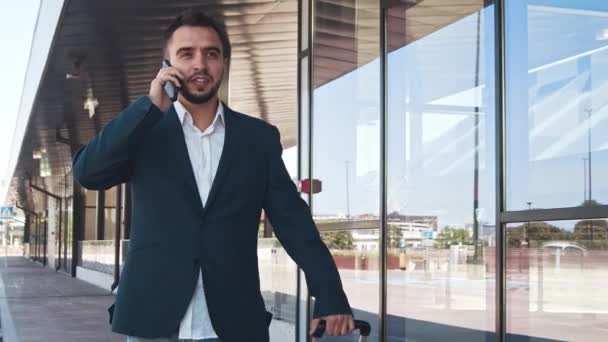 Elegante Hombre Negocios Aeropuerto Joven Emprendedor Correo Ropa Formal Viajes — Vídeos de Stock