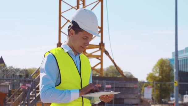 Construtor Profissional Com Computador Tablet Frente Canteiro Obras Capataz Capacete — Vídeo de Stock