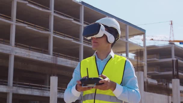 Profesionální Drone Operátor Přilbě Virtuální Reality Stojí Před Staveništěm Builder — Stock video