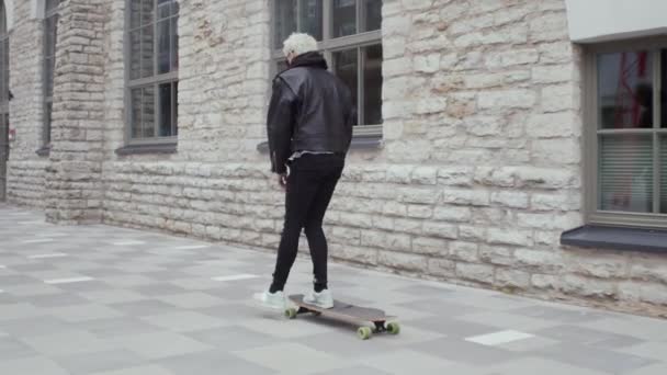Portrait Jeune Homme Adolescent Élégant Chevauchant Sur Skateboard Plein Air — Video