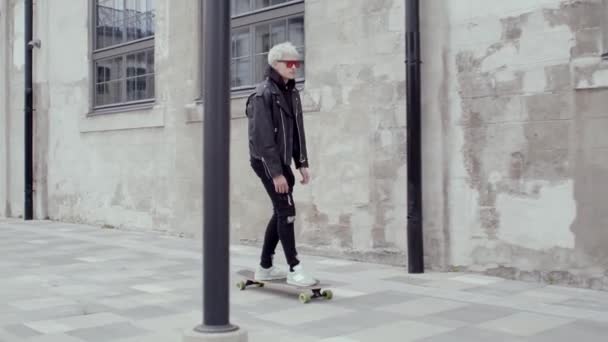 Ritratto Giovane Ragazzo Elegante Che Cavalca Sullo Skateboard All Aperto — Video Stock