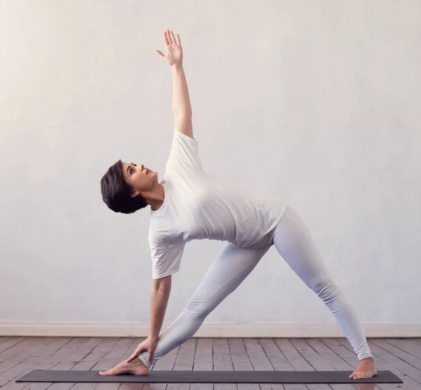 Sınıfta Yoga Yapan Genç Formda Bir Kadın Gün Işığında Esneme — Stok fotoğraf