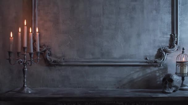 神秘的なハロウィーンの静物の背景 頭蓋骨 ろうそくのある燭台 古い暖炉 ホラーと魔女の概念 — ストック動画