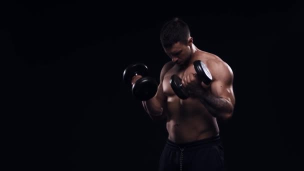 Fit Και Σπορ Bodybuilder Πάνω Από Μαύρο Φόντο Εκπαίδευση Bodybuilder — Αρχείο Βίντεο