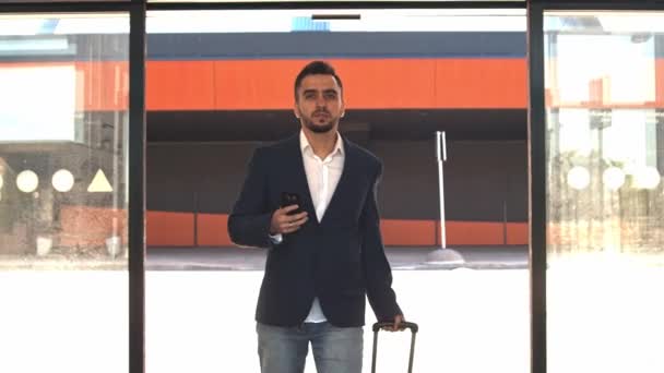 Havaalanındaki Zarif Adamı Formalite Icabı Genç Bir Postacı Gezisi Seyahat — Stok video
