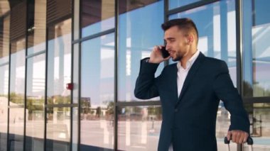 Havaalanındaki zarif iş adamı. Formalite icabı genç bir postacı. İş gezisi ve seyahat kavramları.