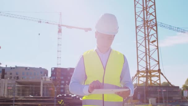 Professionele Bouwer Staat Met Tablet Computer Voor Bouwplaats Foreman Helm — Stockvideo