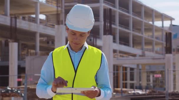 Constructeur Professionnel Debout Avec Ordinateur Tablette Face Chantier Construction Contremaître — Video