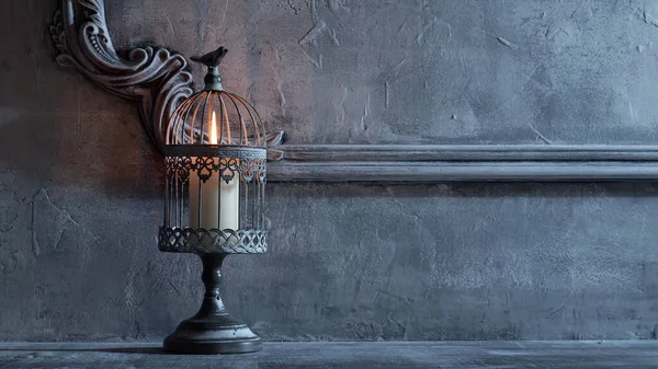神秘的万圣节静物背景 蜡烛烛台 旧壁炉 恐怖和恐怖概念 — 图库照片