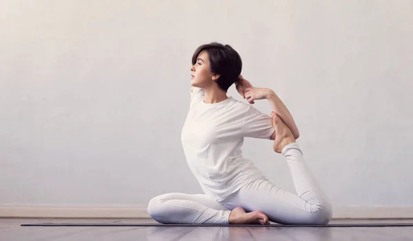 Jeune Femme Forme Pratiquant Yoga Intérieur Classe Exercice Étirement Lumière — Photo