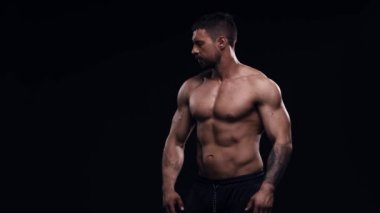 Siyah arka planda formda ve sportif vücut geliştirici. Stüdyoda vücut geliştirici. Spor ve spor kavramları.